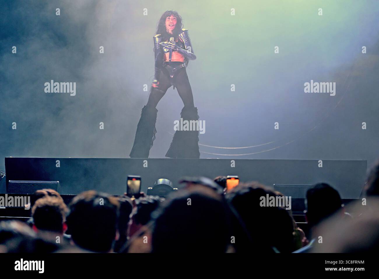 Sitges, Espagne. 03 août 2025. La chanteuse suédoise Lorine Zineb Nora Talhaoui vue lors de sa performance au CaixaBank Terramar Festival. Née le 16 octobre 1983 et connue professionnellement sous le nom de Loreen, elle est une chanteuse et compositrice suédoise. Elle est la deuxième personne et la seule chanteuse à remporter le concours Eurovision de la chanson deux fois en 2012 avec 'Euphoria' et en 2023 avec 'Tattoo'. Crédit : SOPA images Limited/Alamy Live News Banque D'Images