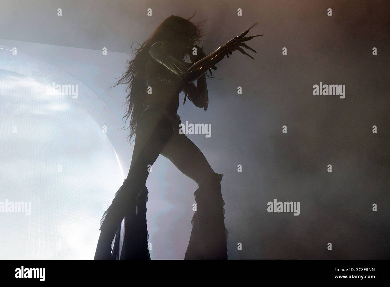 Sitges, Espagne. 03 août 2025. La chanteuse suédoise Lorine Zineb Nora Talhaoui vue lors de sa performance au CaixaBank Terramar Festival. Née le 16 octobre 1983 et connue professionnellement sous le nom de Loreen, elle est une chanteuse et compositrice suédoise. Elle est la deuxième personne et la seule chanteuse à remporter le concours Eurovision de la chanson deux fois en 2012 avec 'Euphoria' et en 2023 avec 'Tattoo'. Crédit : SOPA images Limited/Alamy Live News Banque D'Images