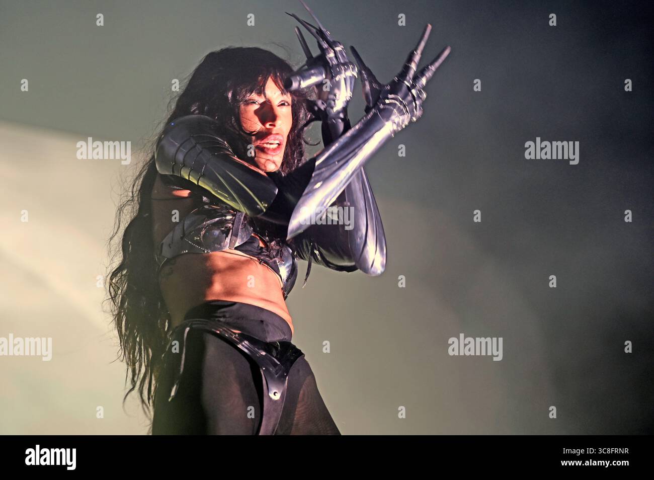 Sitges, Espagne. 03 août 2025. La chanteuse suédoise Lorine Zineb Nora Talhaoui vue lors de sa performance au CaixaBank Terramar Festival. Née le 16 octobre 1983 et connue professionnellement sous le nom de Loreen, elle est une chanteuse et compositrice suédoise. Elle est la deuxième personne et la seule chanteuse à remporter le concours Eurovision de la chanson deux fois en 2012 avec 'Euphoria' et en 2023 avec 'Tattoo'. Crédit : SOPA images Limited/Alamy Live News Banque D'Images