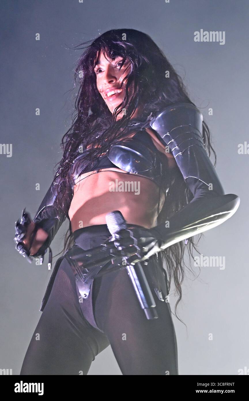 Sitges, Espagne. 03 août 2025. La chanteuse suédoise Lorine Zineb Nora Talhaoui vue lors de sa performance au CaixaBank Terramar Festival. Née le 16 octobre 1983 et connue professionnellement sous le nom de Loreen, elle est une chanteuse et compositrice suédoise. Elle est la deuxième personne et la seule chanteuse à remporter le concours Eurovision de la chanson deux fois en 2012 avec 'Euphoria' et en 2023 avec 'Tattoo'. Crédit : SOPA images Limited/Alamy Live News Banque D'Images