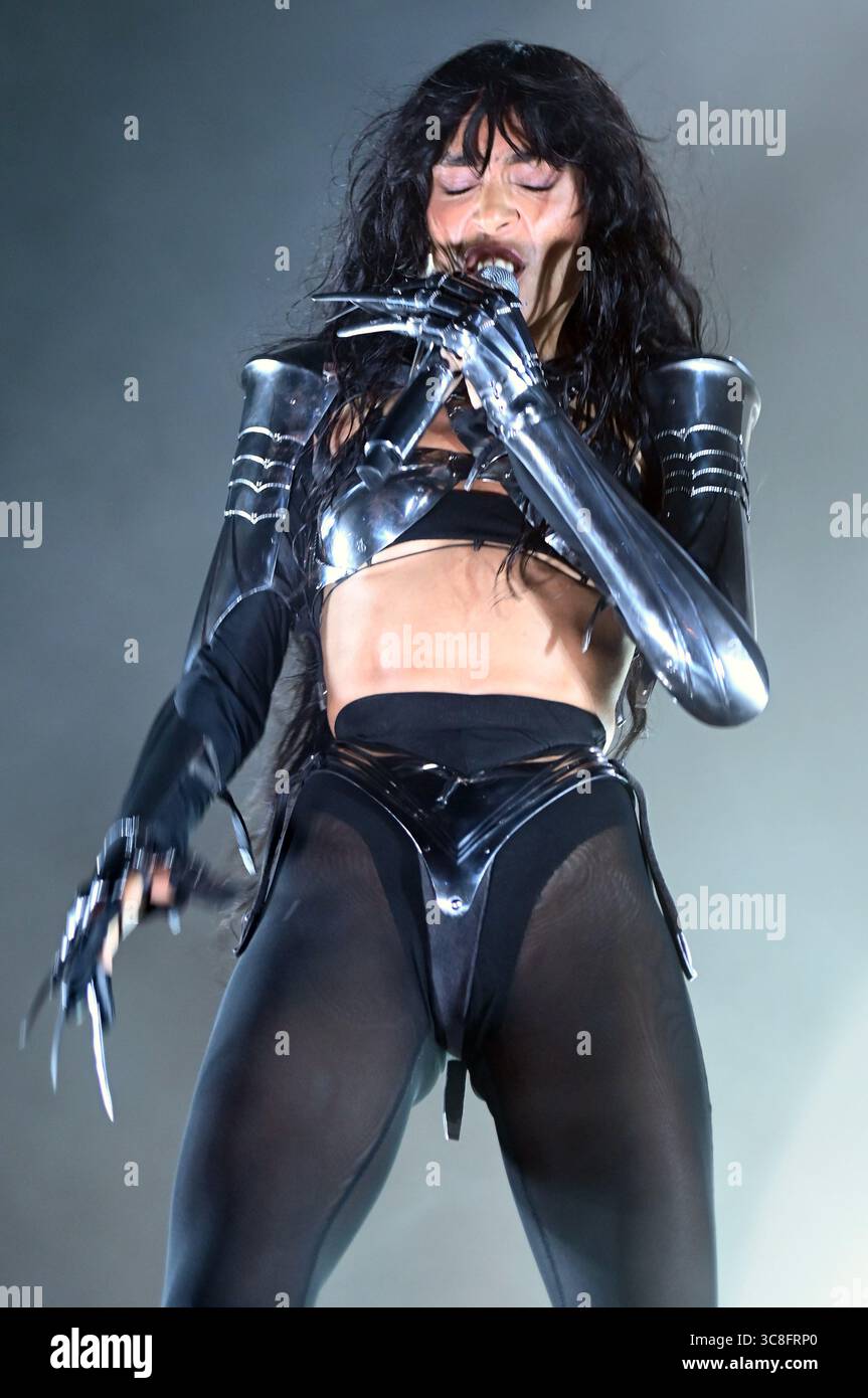 Sitges, Espagne. 03 août 2025. La chanteuse suédoise Lorine Zineb Nora Talhaoui vue lors de sa performance au CaixaBank Terramar Festival. Née le 16 octobre 1983 et connue professionnellement sous le nom de Loreen, elle est une chanteuse et compositrice suédoise. Elle est la deuxième personne et la seule chanteuse à remporter le concours Eurovision de la chanson deux fois en 2012 avec 'Euphoria' et en 2023 avec 'Tattoo'. Crédit : SOPA images Limited/Alamy Live News Banque D'Images