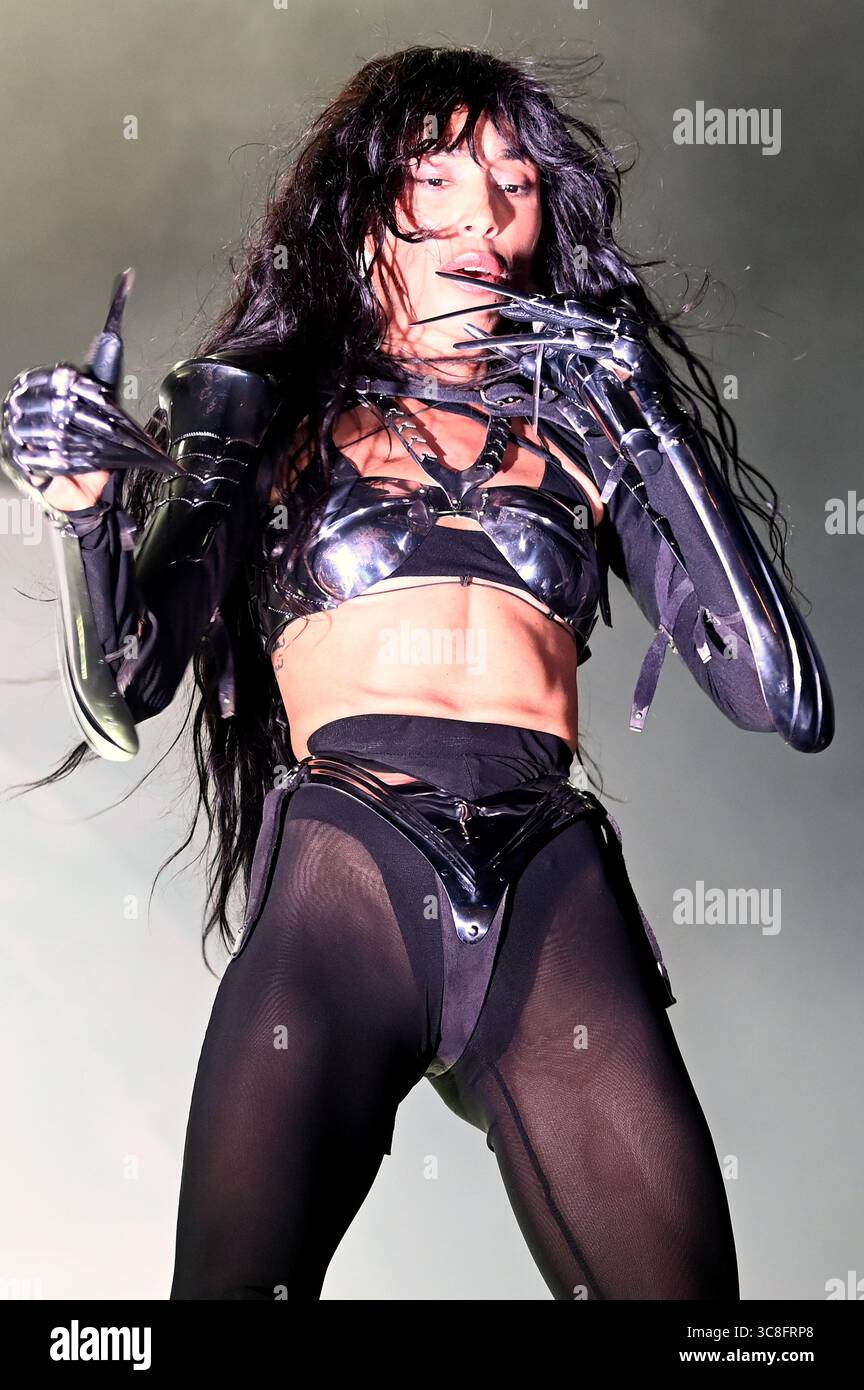 Sitges, Espagne. 03 août 2025. La chanteuse suédoise Lorine Zineb Nora Talhaoui vue lors de sa performance au CaixaBank Terramar Festival. Née le 16 octobre 1983 et connue professionnellement sous le nom de Loreen, elle est une chanteuse et compositrice suédoise. Elle est la deuxième personne et la seule chanteuse à remporter le concours Eurovision de la chanson deux fois en 2012 avec 'Euphoria' et en 2023 avec 'Tattoo'. Crédit : SOPA images Limited/Alamy Live News Banque D'Images