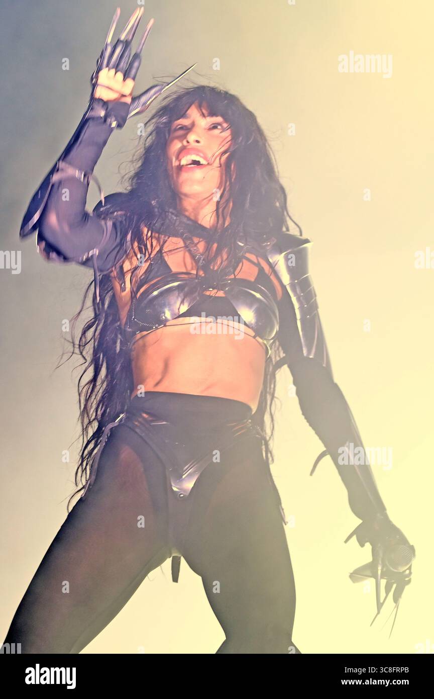 Sitges, Espagne. 03 août 2025. La chanteuse suédoise Lorine Zineb Nora Talhaoui vue lors de sa performance au CaixaBank Terramar Festival. Née le 16 octobre 1983 et connue professionnellement sous le nom de Loreen, elle est une chanteuse et compositrice suédoise. Elle est la deuxième personne et la seule chanteuse à remporter le concours Eurovision de la chanson deux fois en 2012 avec 'Euphoria' et en 2023 avec 'Tattoo'. Crédit : SOPA images Limited/Alamy Live News Banque D'Images