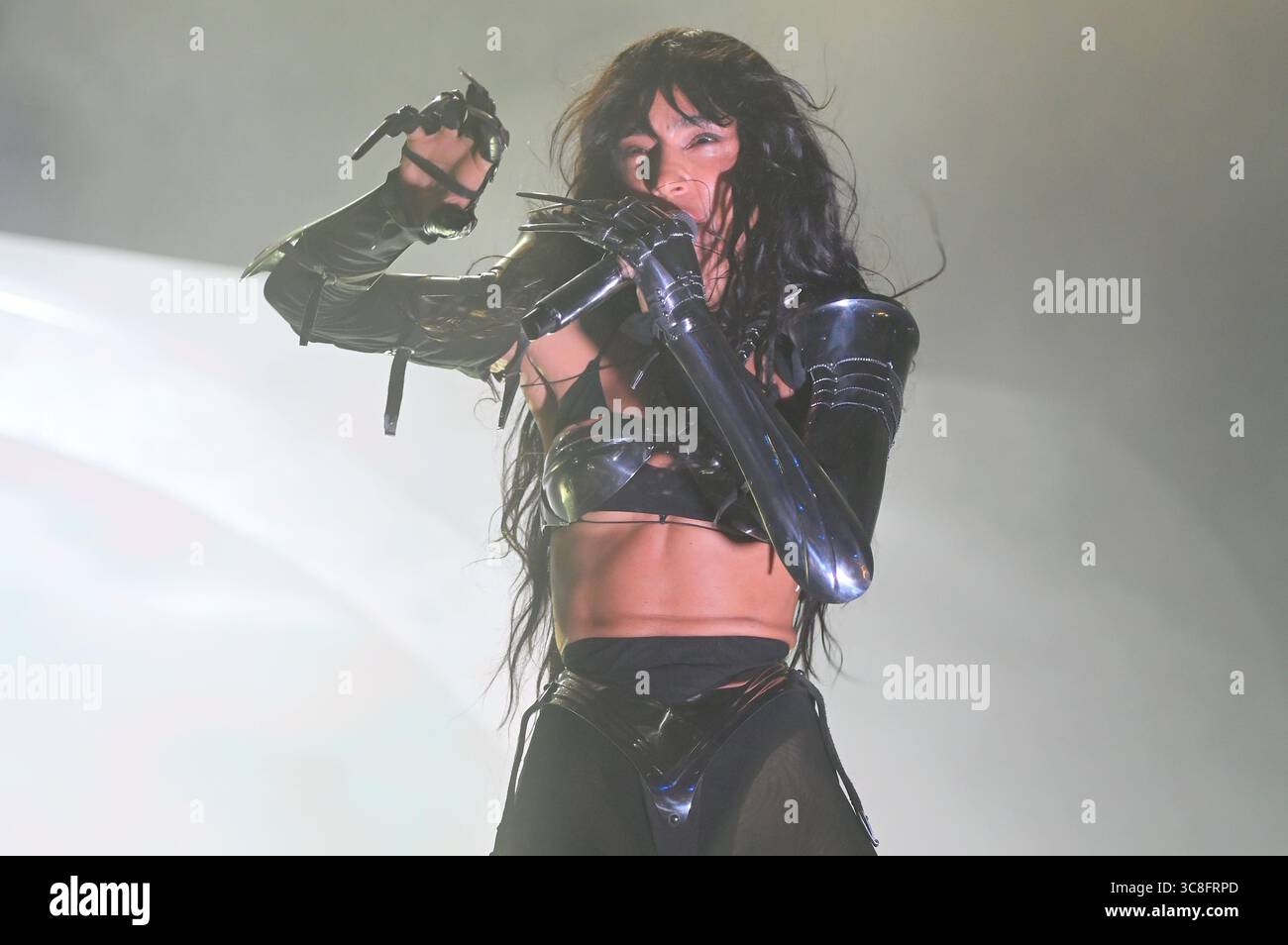 Sitges, Espagne. 03 août 2025. La chanteuse suédoise Lorine Zineb Nora Talhaoui vue lors de sa performance au CaixaBank Terramar Festival. Née le 16 octobre 1983 et connue professionnellement sous le nom de Loreen, elle est une chanteuse et compositrice suédoise. Elle est la deuxième personne et la seule chanteuse à remporter le concours Eurovision de la chanson deux fois en 2012 avec 'Euphoria' et en 2023 avec 'Tattoo'. Crédit : SOPA images Limited/Alamy Live News Banque D'Images