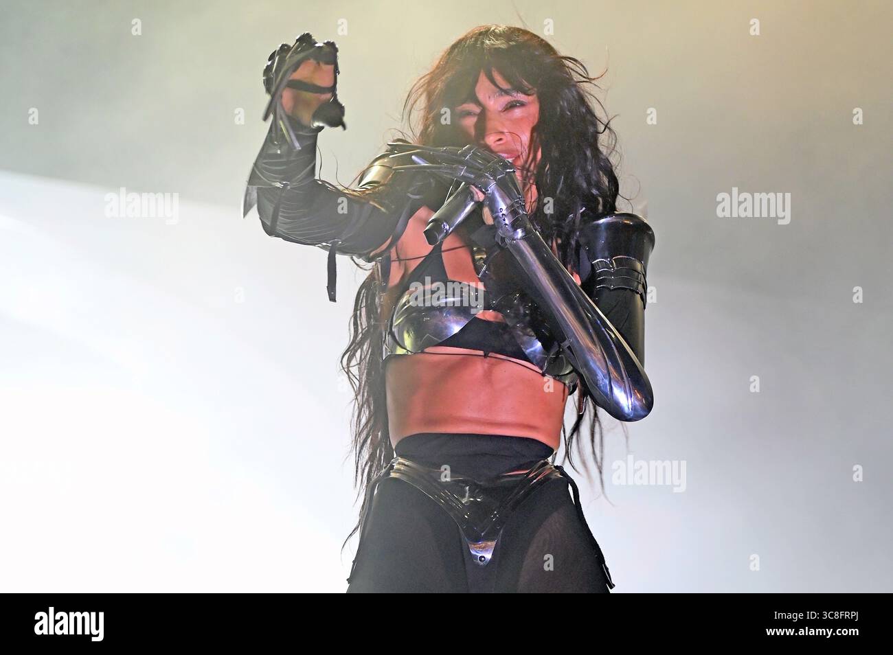 Sitges, Espagne. 03 août 2025. La chanteuse suédoise Lorine Zineb Nora Talhaoui vue lors de sa performance au CaixaBank Terramar Festival. Née le 16 octobre 1983 et connue professionnellement sous le nom de Loreen, elle est une chanteuse et compositrice suédoise. Elle est la deuxième personne et la seule chanteuse à remporter le concours Eurovision de la chanson deux fois en 2012 avec 'Euphoria' et en 2023 avec 'Tattoo'. Crédit : SOPA images Limited/Alamy Live News Banque D'Images