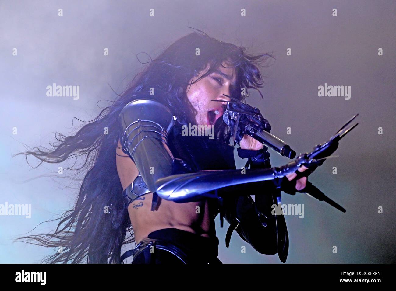 Sitges, Espagne. 03 août 2025. La chanteuse suédoise Lorine Zineb Nora Talhaoui vue lors de sa performance au CaixaBank Terramar Festival. Née le 16 octobre 1983 et connue professionnellement sous le nom de Loreen, elle est une chanteuse et compositrice suédoise. Elle est la deuxième personne et la seule chanteuse à remporter le concours Eurovision de la chanson deux fois en 2012 avec 'Euphoria' et en 2023 avec 'Tattoo'. Crédit : SOPA images Limited/Alamy Live News Banque D'Images