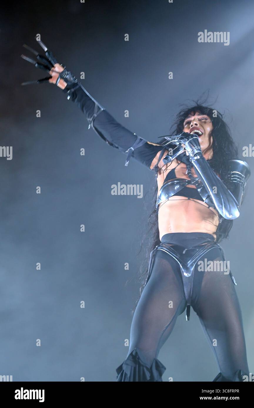 Sitges, Espagne. 03 août 2025. La chanteuse suédoise Lorine Zineb Nora Talhaoui vue lors de sa performance au CaixaBank Terramar Festival. Née le 16 octobre 1983 et connue professionnellement sous le nom de Loreen, elle est une chanteuse et compositrice suédoise. Elle est la deuxième personne et la seule chanteuse à remporter le concours Eurovision de la chanson deux fois en 2012 avec 'Euphoria' et en 2023 avec 'Tattoo'. Crédit : SOPA images Limited/Alamy Live News Banque D'Images