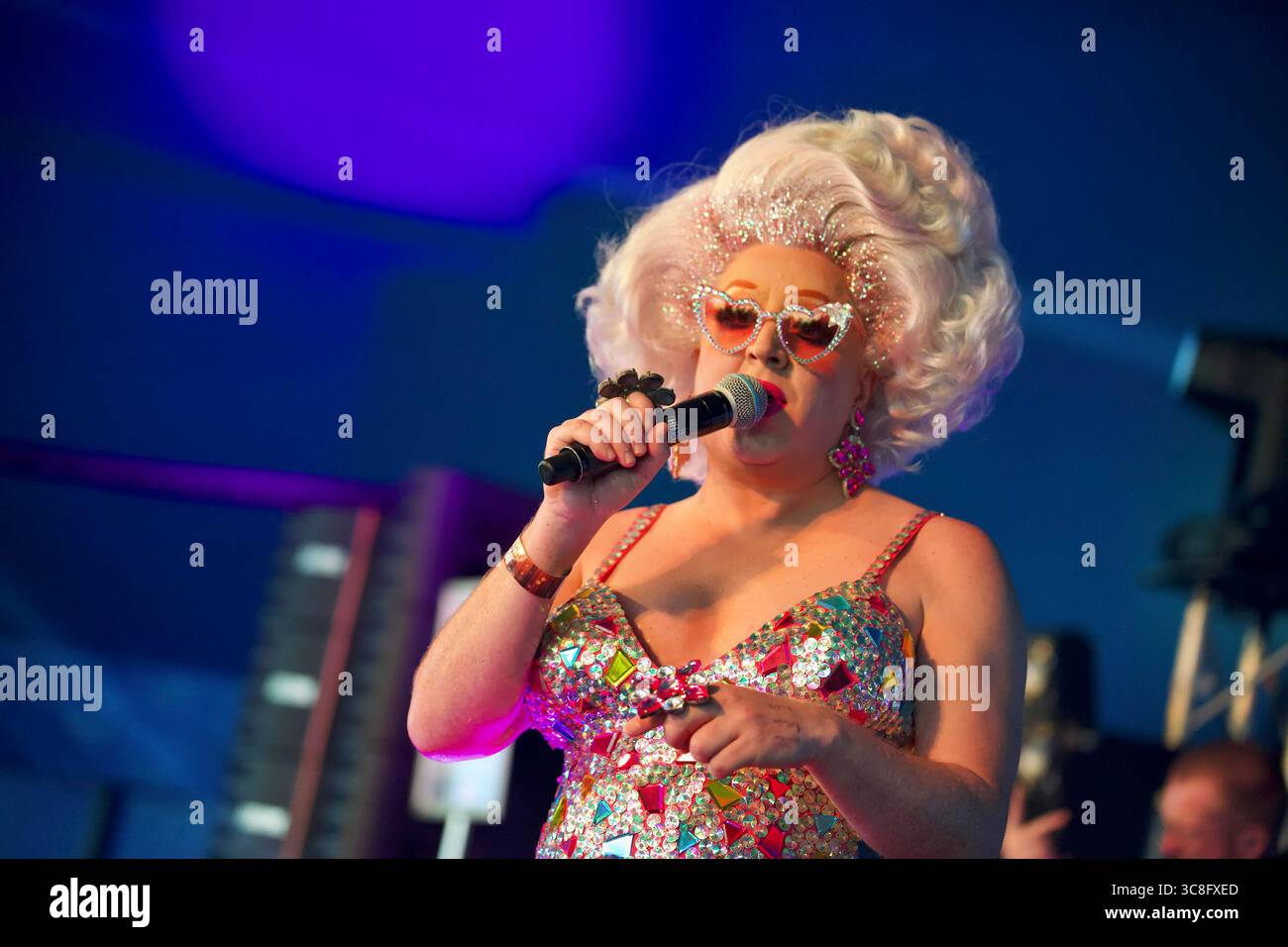 Le Legends Cabaret Big Top 2025 est la sensation de paillettes au cœur du Brighton Pride Festival à Preston Park. Banque D'Images