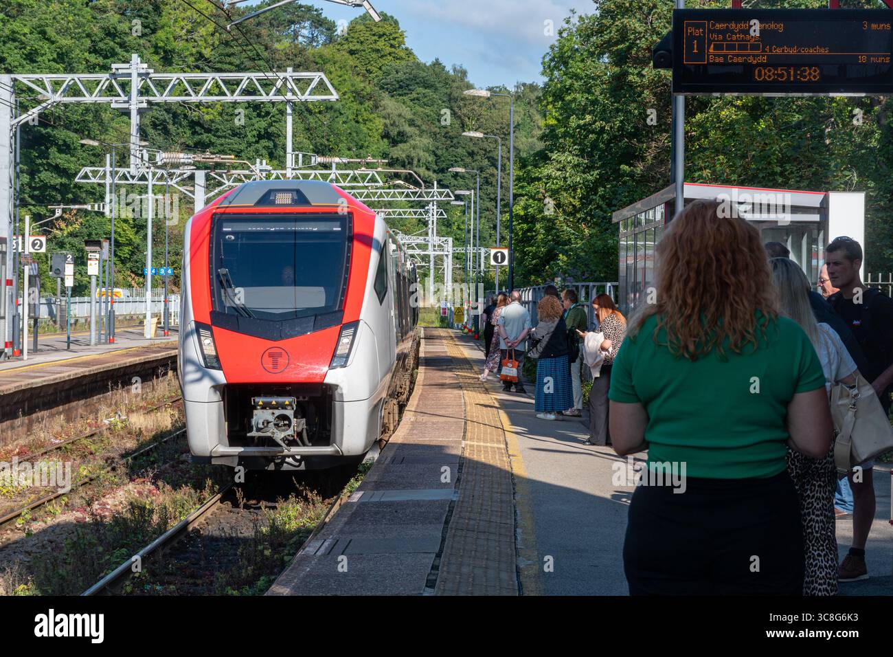 Transport pour le pays de Galles train arrivant à la gare Radyr près de Cardiff, pays de Galles du Sud Banque D'Images