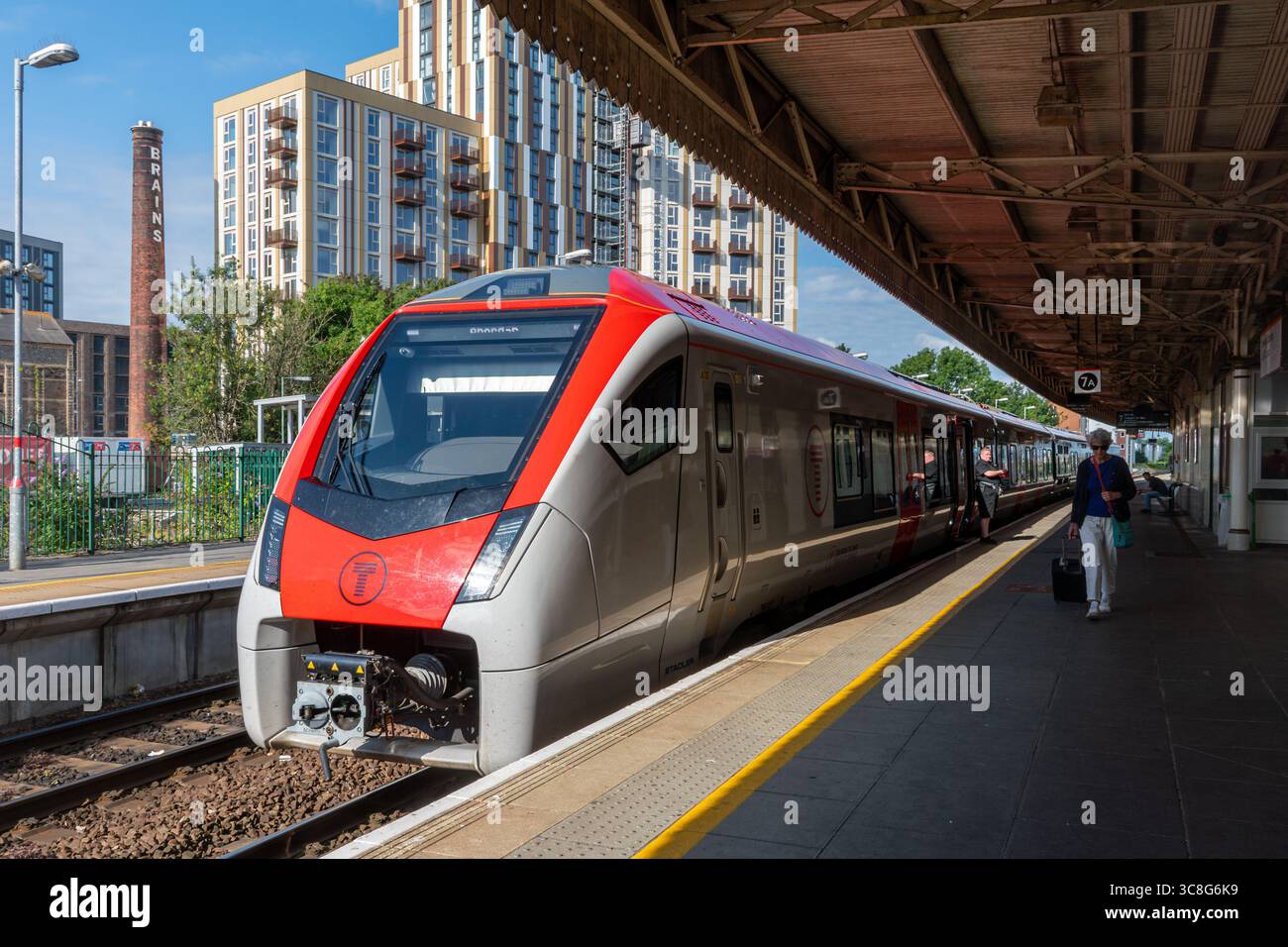Transport pour le train de métro du pays de Galles au quai de la gare centrale de Cardiff, pays de Galles du Sud, Royaume-Uni Banque D'Images