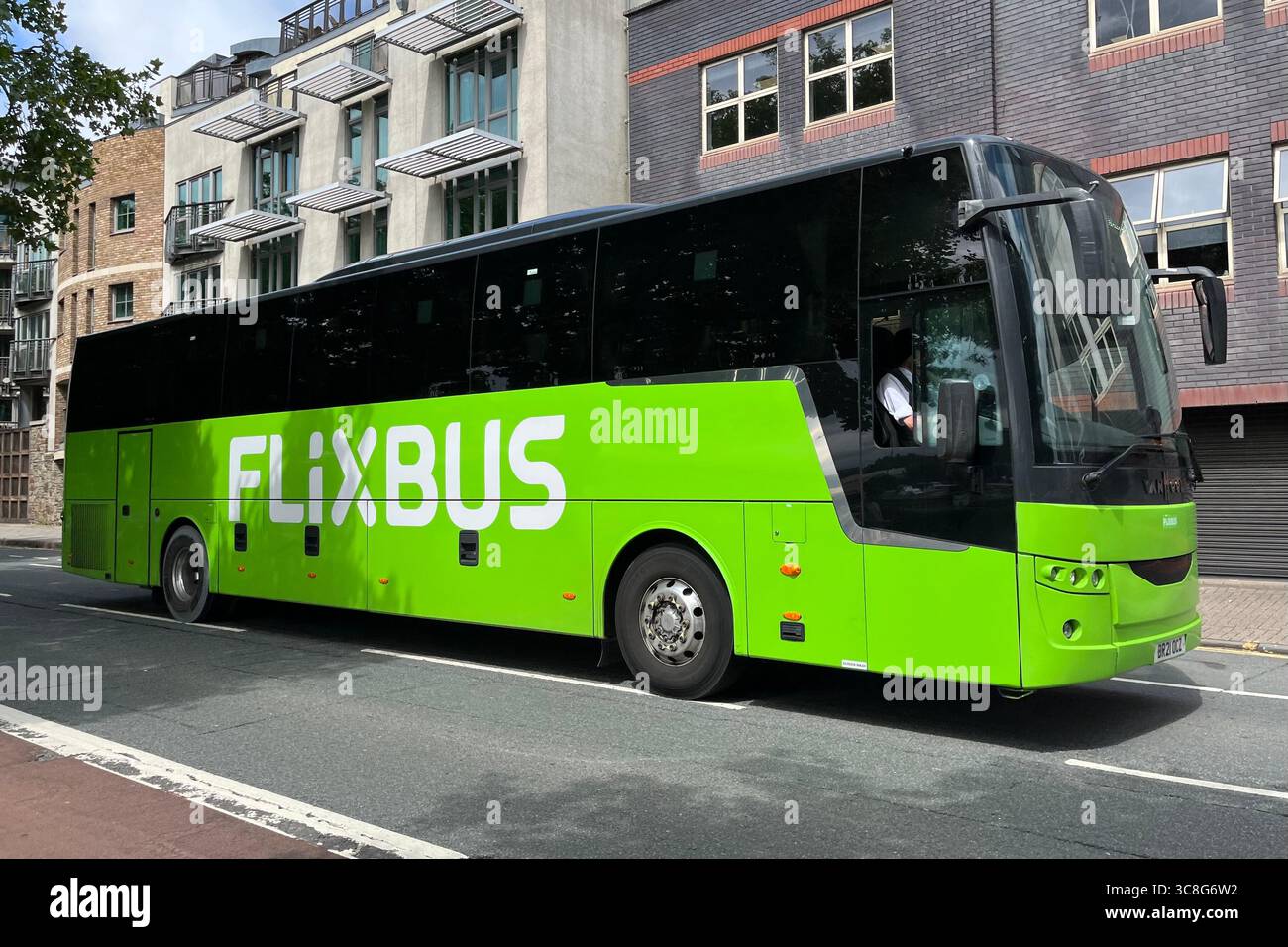 FlixBus Coach conduite à travers Bristol, Angleterre, Royaume-Uni. 24 juin 2025. Banque D'Images