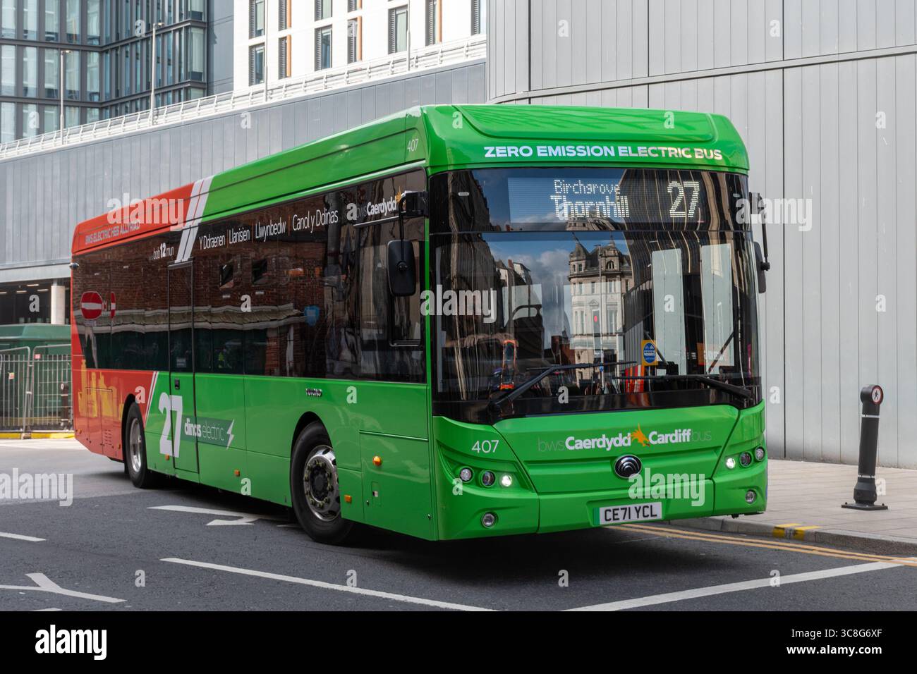 Un bus électrique zéro émission dans le centre-ville de Cardiff, transports publics, pays de Galles du Sud, Royaume-Uni Banque D'Images