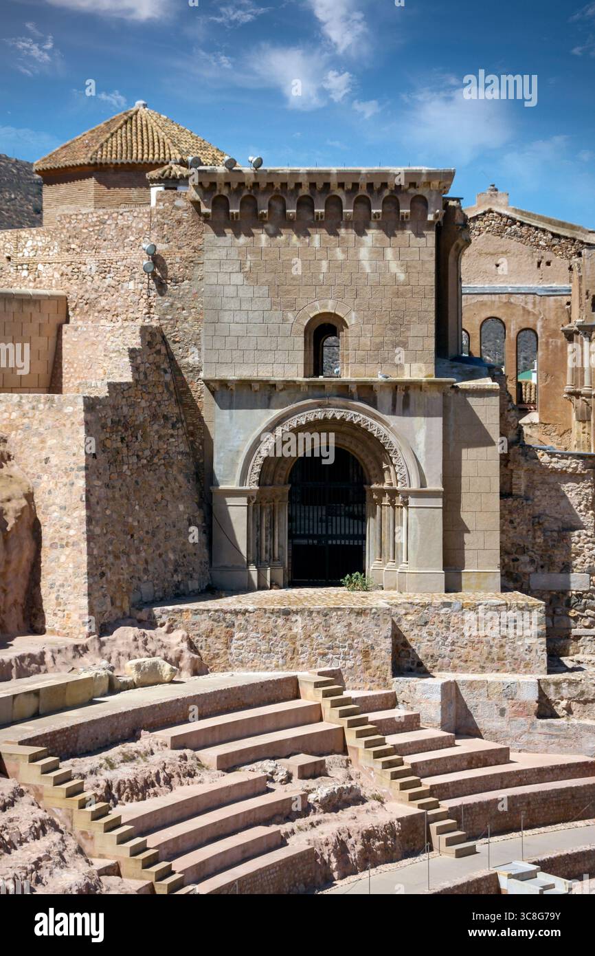 Photo verticale de l'ancienne cathédrale de Carthagène, région de Murcie, Espagne, avec le théâtre romain ci-dessous. Banque D'Images
