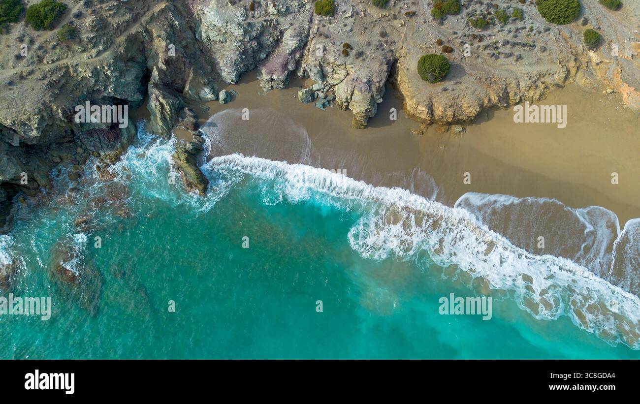 Vue aérienne des vagues et des rochers Banque D'Images
