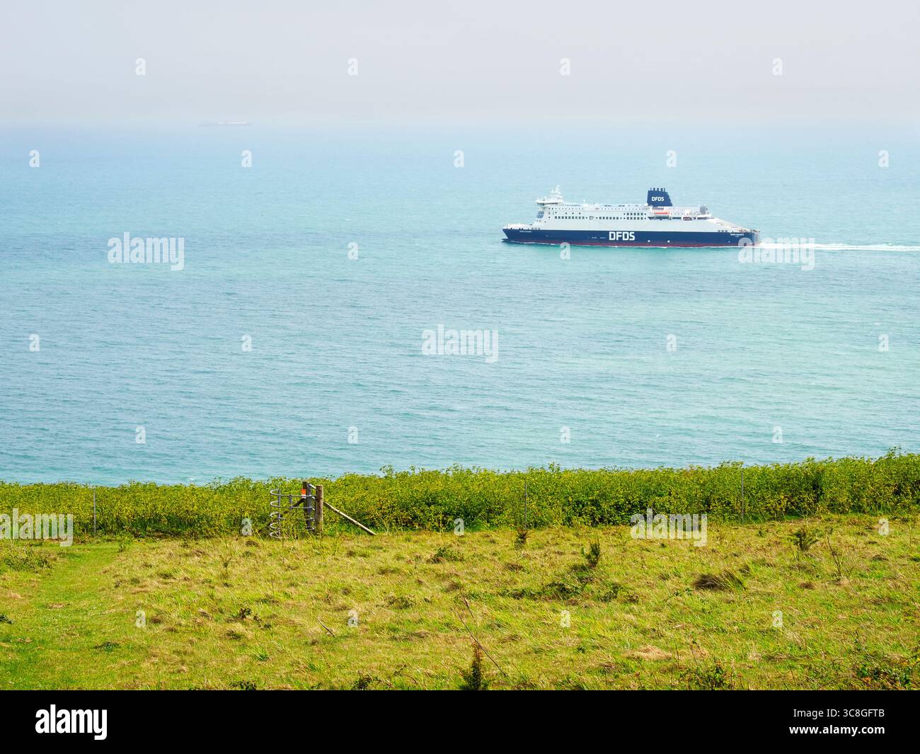 Un ferry DFDS quittant le port de Douvres vu depuis les falaises blanches de Douvres Kent Angleterre Banque D'Images