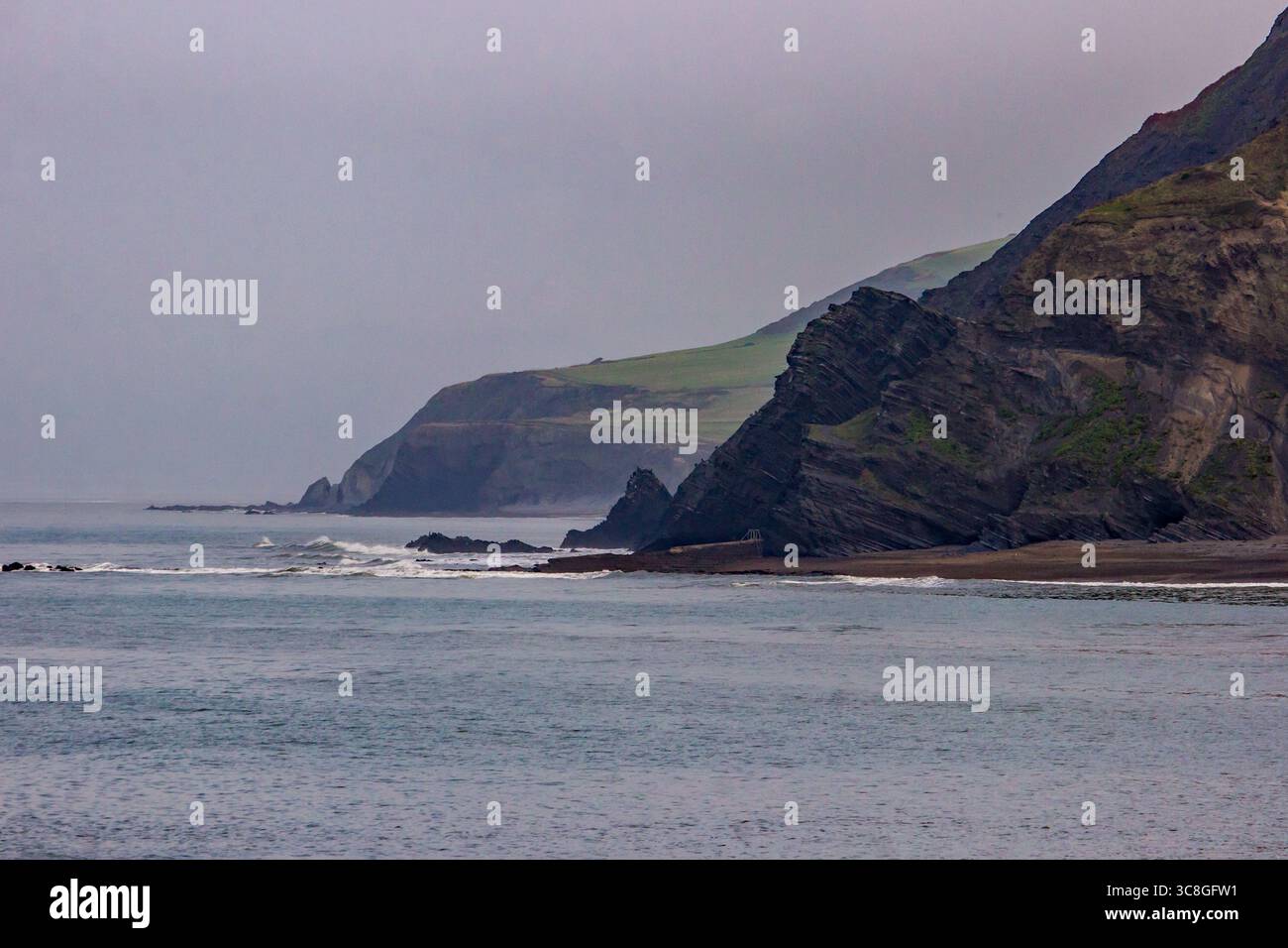 La côte galloise montagneuse accidentée Banque D'Images