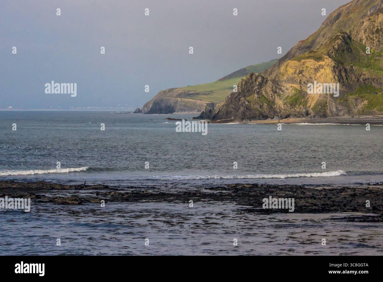 Côte galloise montagneuse où les montagnes cambriennes rencontrent la mer d'Irlande Banque D'Images