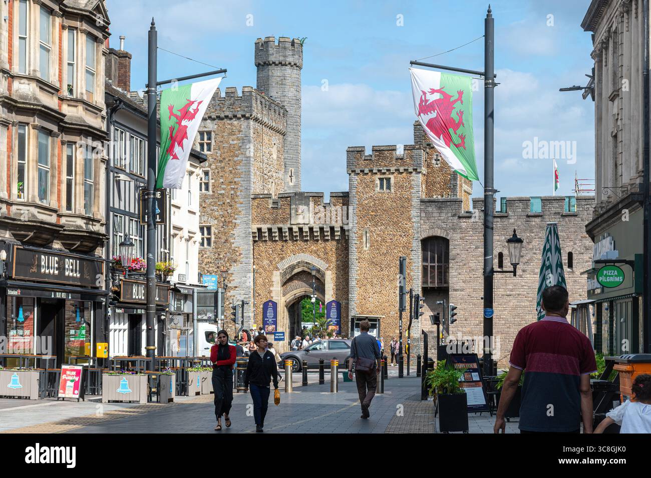 L'entrée South Gate du château de Cardiff, un monument historique et une attraction touristique dans la ville de Cardiff, dans le sud du pays de Galles, Royaume-Uni, en été Banque D'Images