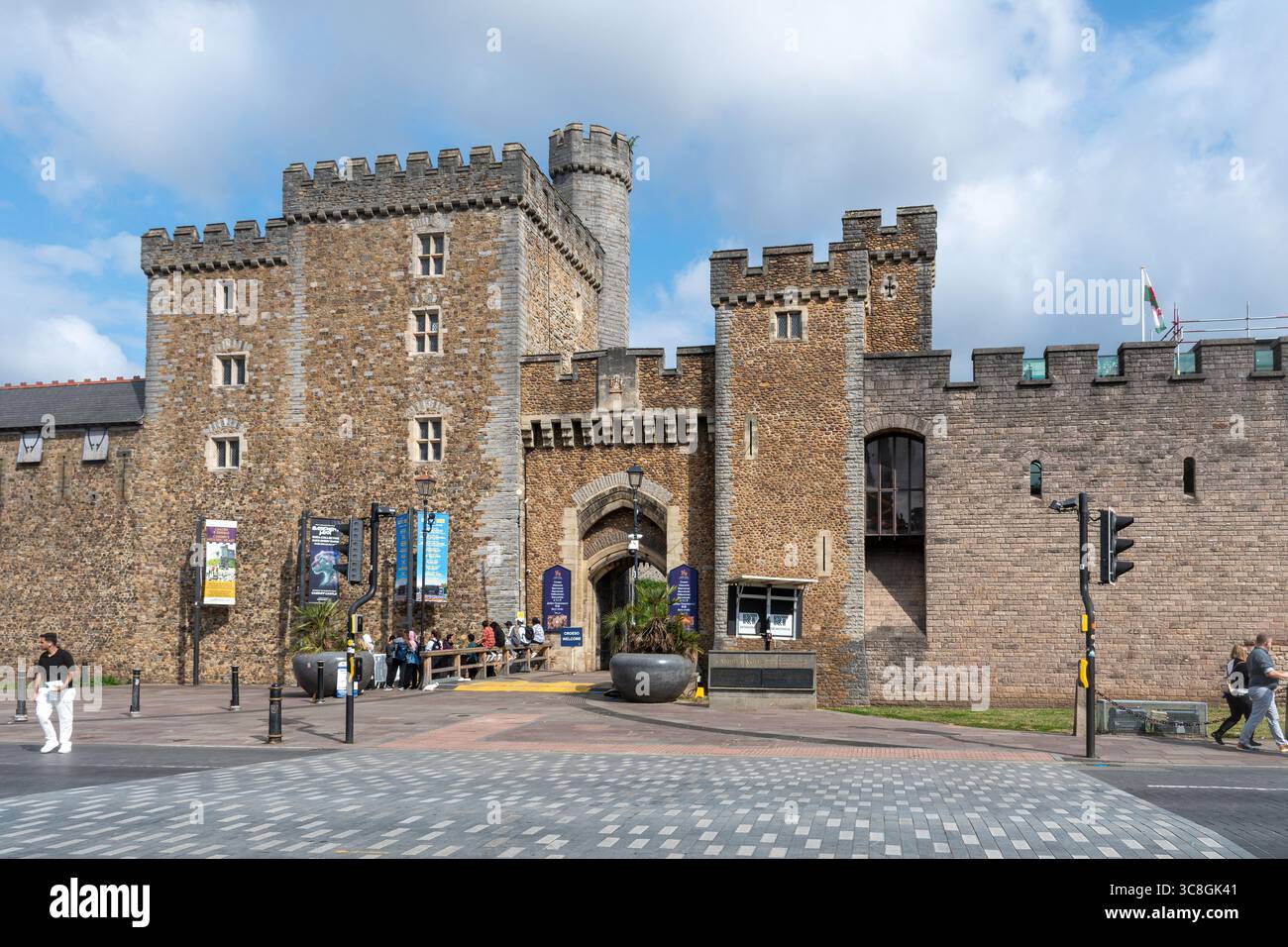 L'entrée South Gate du château de Cardiff, un monument historique et une attraction touristique dans la ville de Cardiff, dans le sud du pays de Galles, Royaume-Uni, en été Banque D'Images