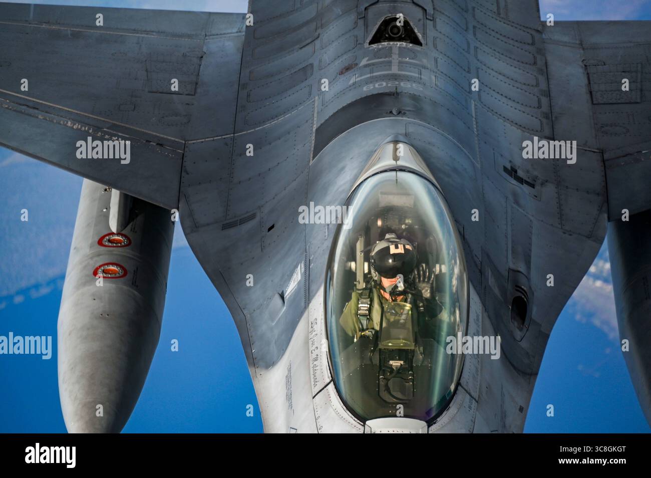 27 janvier 2021 - Tinker Air Force base, Oklahoma, États-Unis - des F-16 du 93rd Fighter Squadron à Homestead Air Reserve base, Floride, pratiquent le ravitaillement aérien avec un KC-135 Stratotanker du 465th Air Reaveling Squadron à Tinker Air Force base, Oklahoma, le 27 janvier 2020. Cette mission de formation à l'effort commercial a permis de s'assurer que le personnel navigant sur plusieurs plates-formes recevait la mise à niveau et la formation de compétences nécessaires pour rester pleinement capable de mission. (Crédit image : © Mary Begy/U.S. Air Force/ZUMA Wire/ZUMAPRESS.com) Banque D'Images