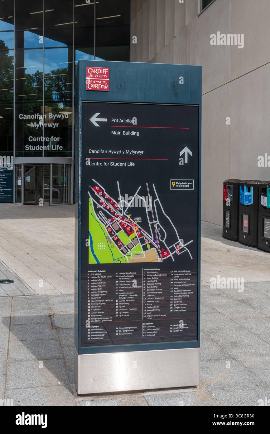 Cardiff University, carte et panneau devant le Centre for Student Life, le bâtiment de l'union des étudiants sur Cathays Campus, Cardiff City, pays de Galles, Royaume-Uni Banque D'Images
