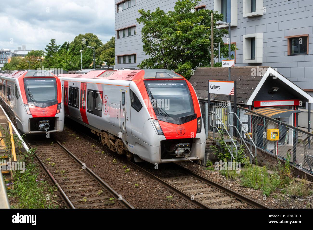 Transport pour les trains de métro du pays de Galles à la gare Cathays à Cardiff, près de Cardiff University Cathays Park Campus, Cardiff, Galles du Sud, Royaume-Uni Banque D'Images