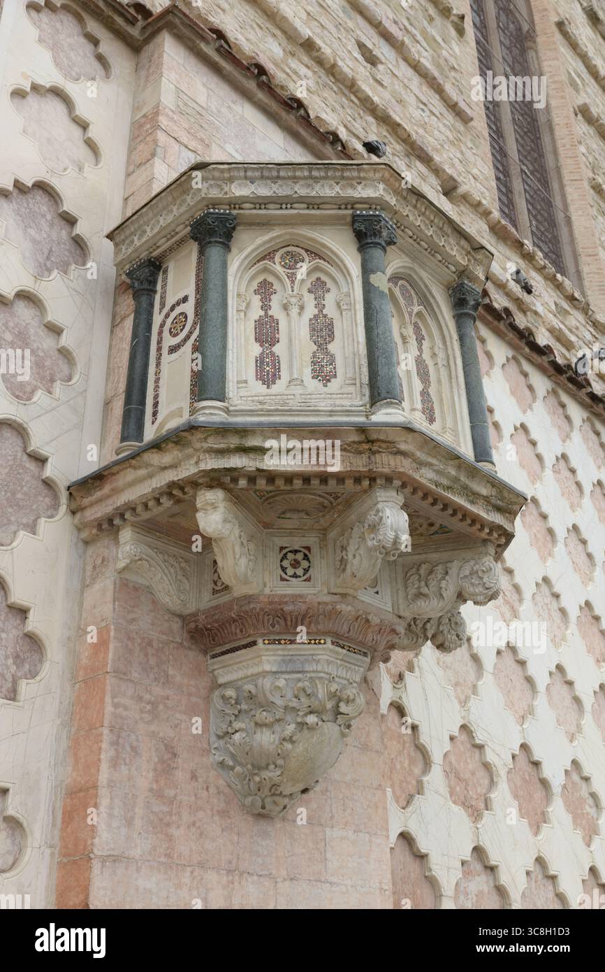 Chaire gothique de style balcon avec incrustations de mosaïque cosmatesque sur le mur extérieur de la cathédrale de San Lorenzo à Pérouse, Ombrie, Italie. Banque D'Images