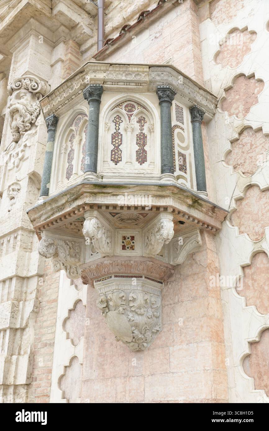 Chaire gothique de style balcon avec incrustations de mosaïque cosmatesque sur le mur extérieur de la cathédrale de San Lorenzo à Pérouse, Ombrie, Italie. Banque D'Images