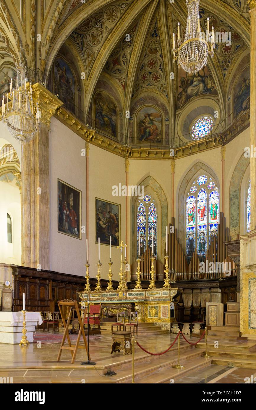 Intérieur de la cathédrale San Lorenzo (Cattedrale di San Lorenzo), Pérouse, Italie. Vue sur le presbytère avec autel, vitraux, vaul orné de fresques Banque D'Images