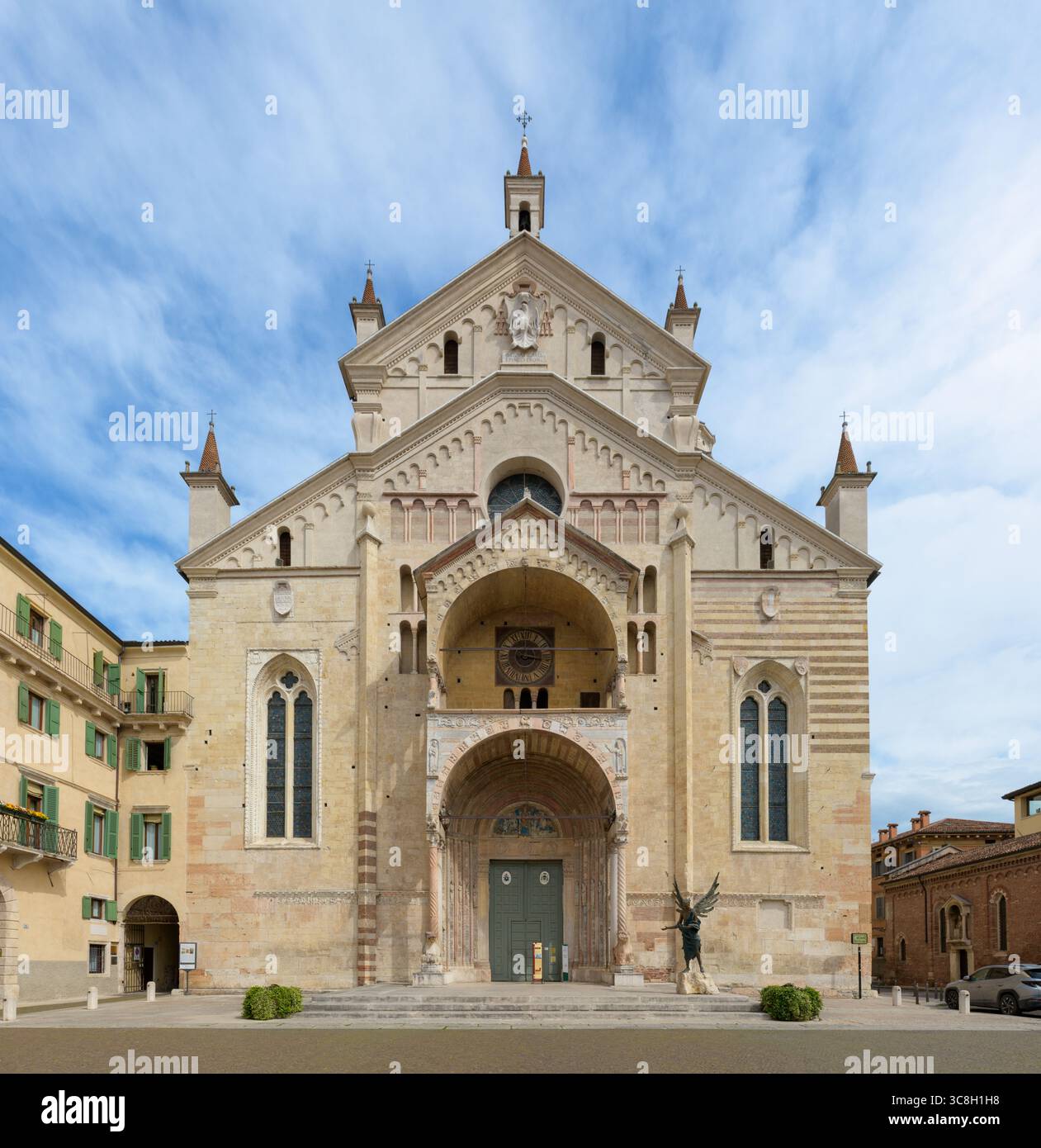 Façade de la cathédrale de Vérone (Duomo di Verona), église romane-gothique de Vérone, Vénétie, Italie, avec portail orné et rosace centrale. Banque D'Images