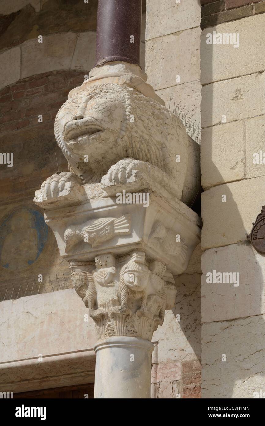 Portail roman latéral avec des lions portant des colonnes et des fresques fanées sur la cathédrale de Vérone (Duomo di Verona), construite après 1117, Vérone, Ital Banque D'Images