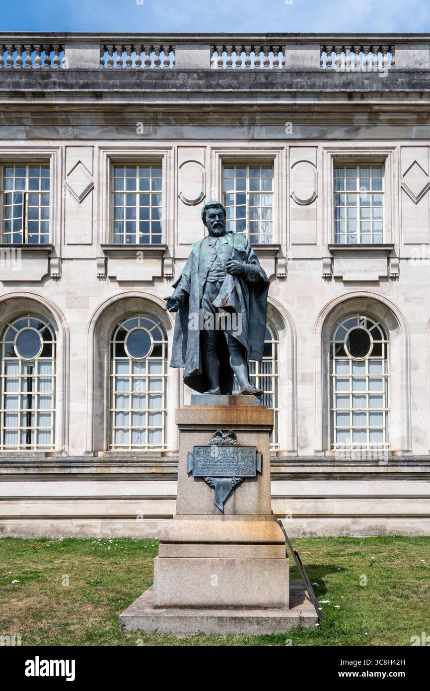 Cardiff Crown court, un bâtiment historique dans le quartier Cathays Park de Cardiff, dans le sud du pays de Galles, Royaume-Uni, avec la statue du juge Gwilym Williams Banque D'Images