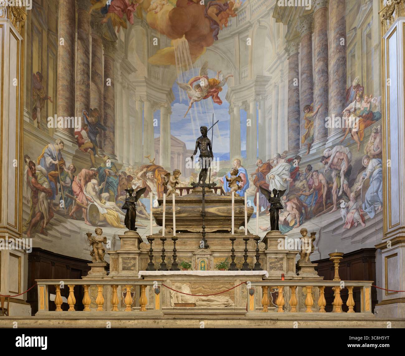 Maître-autel et fresque de l'abside avec Saint Michel dans l'église Santissima Annunziata (Santa Maria della Scala), Sienne, Italie. Fresque de Sebastiano Conca, Banque D'Images