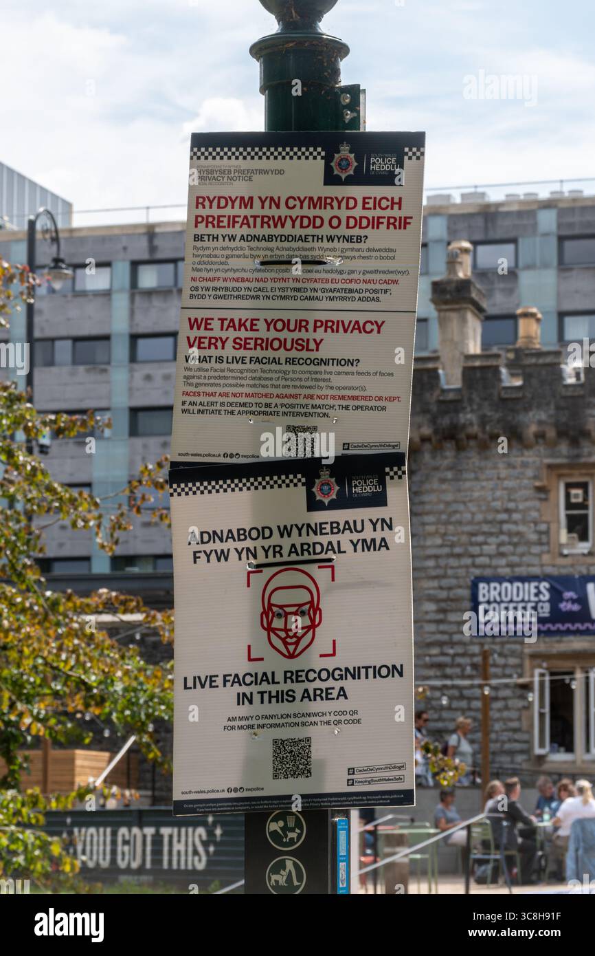 Avis avec des informations sur la reconnaissance faciale en direct dans cette zone, signe en gallois et en anglais à Bute Park près de Cardiff Castle, South Wales, UK Banque D'Images
