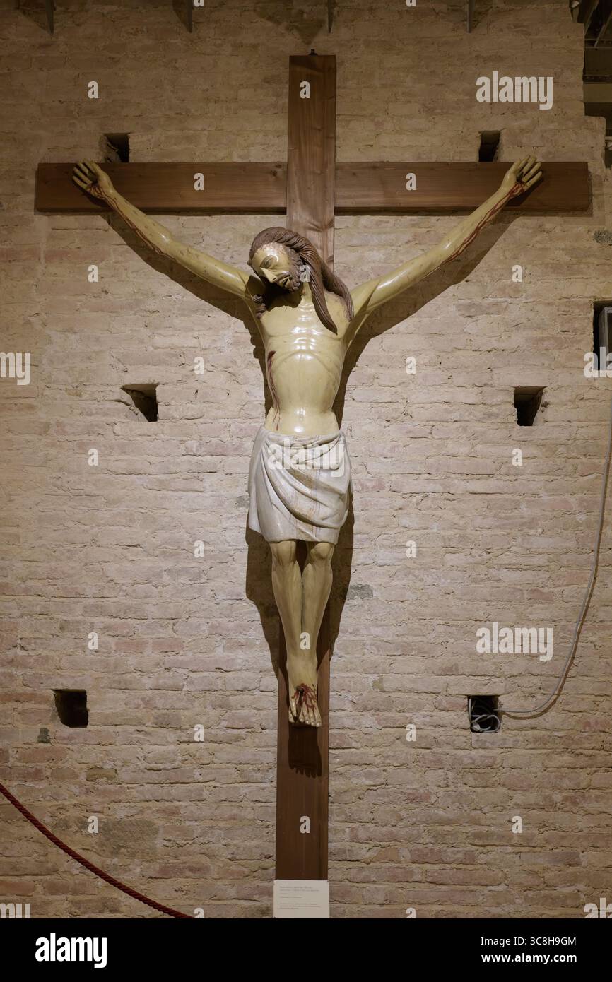 Crucifix en bois de Marco Romano, fin du XIIIe siècle, sculpture polychrome logée dans le monastère de la très Sainte Marie de l'observance, Montalcino, Banque D'Images