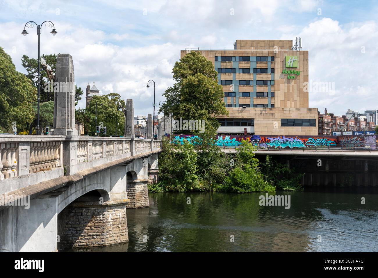 Cardiff Bridge Over the River Taff, et Holiday Inn, hébergement en hôtel à Cardiff, pays de Galles du Sud, Royaume-Uni Banque D'Images