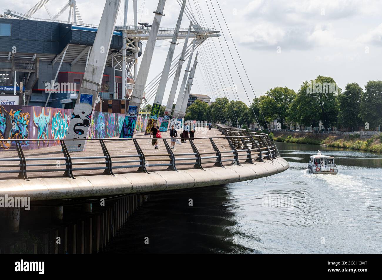 Principality Stadium on the River Taff, le stade national du pays de Galles, avec des gens marchant le long de la Millennium Walkway, Cardiff City, South Wales, Royaume-Uni Banque D'Images