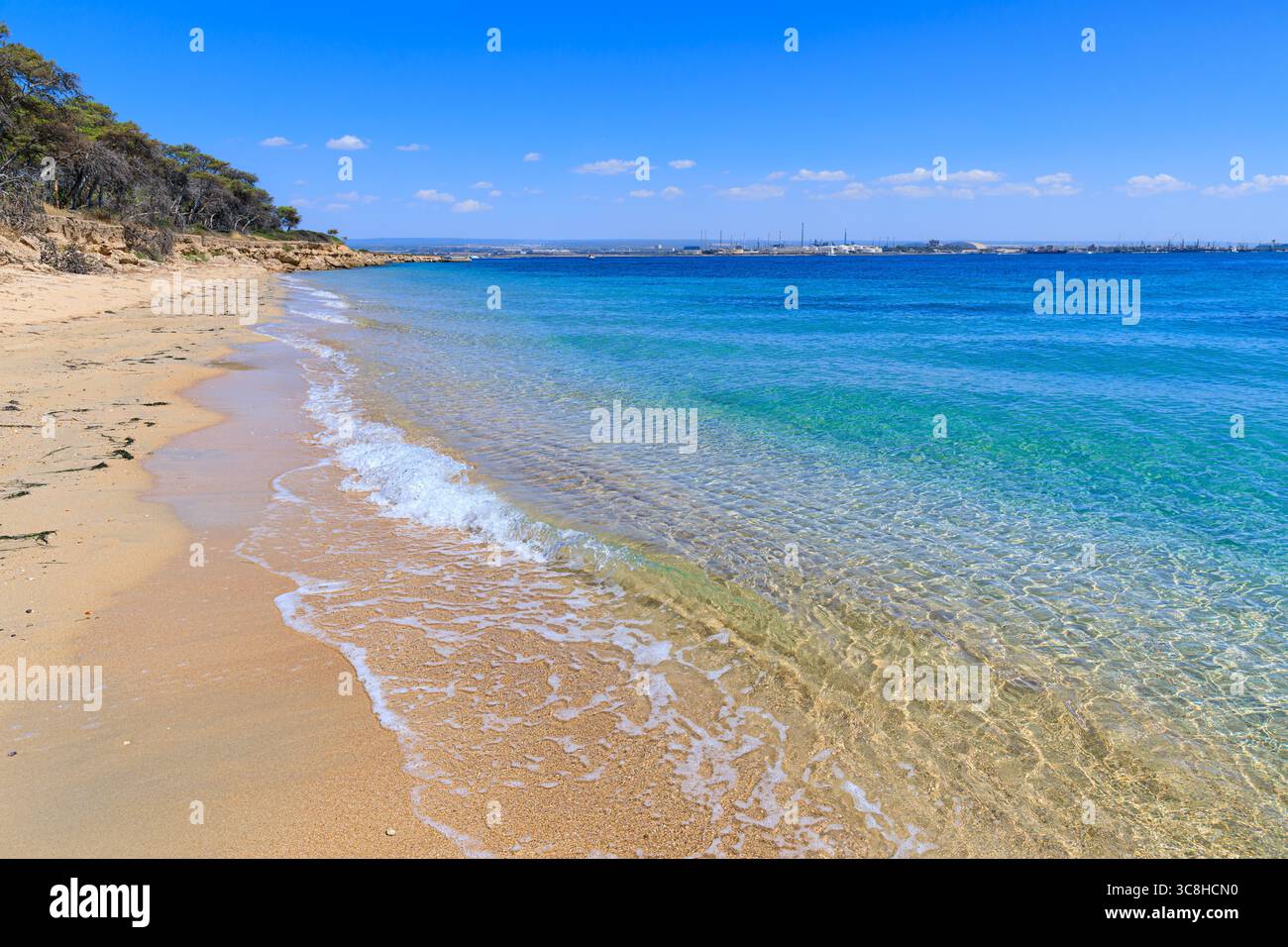 Îles Cheradi : vue de l'île de San Pietro dans les Pouilles, Italie. Au loin la ligne d'horizon de la ville de Tarente. Banque D'Images