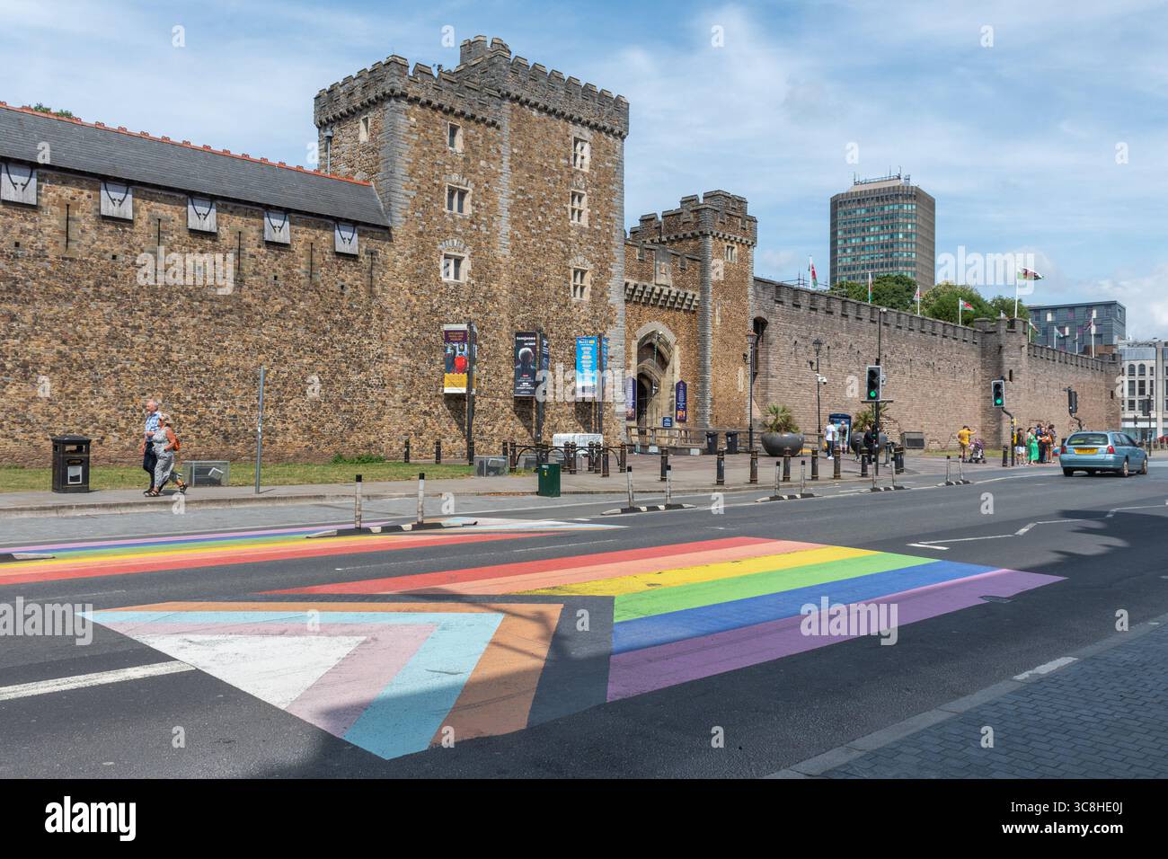 Drapeau de fierté de progrès sur la route devant la porte sud du château de Cardiff, South Wales, Royaume-Uni, célébrant la diversité de la communauté LGBTQ Banque D'Images
