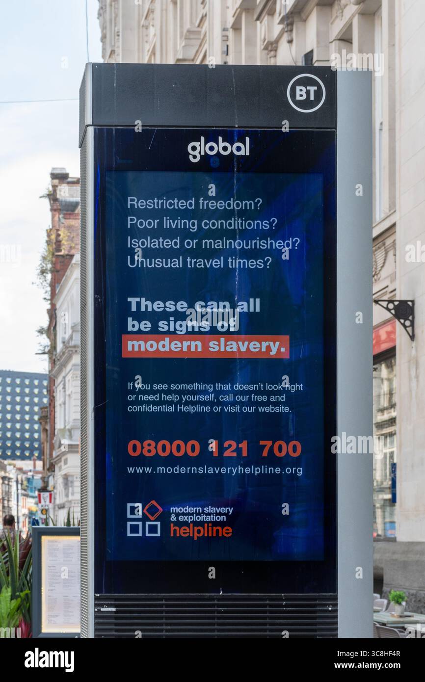 Tableau d'affichage électronique ou plaque tournante avec des informations sur l'esclavage moderne et l'exploitation dans le centre-ville de Cardiff, pays de Galles, Royaume-Uni Banque D'Images