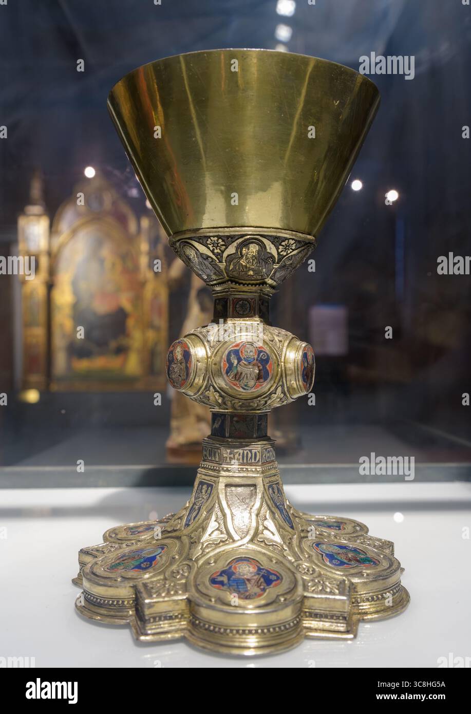 Calice orné, décorations en émail représentant des scènes religieuses. Il est logé dans le Museo Civico, Pistoia, Italie. Banque D'Images