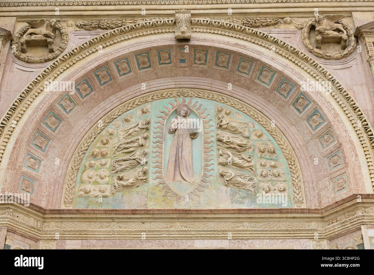 Détail de la façade de l'Oratoire de San Bernardino à Pérouse, Italie, présentant une architecture de style Renaissance avec des fresques et des sculptures ornées Banque D'Images