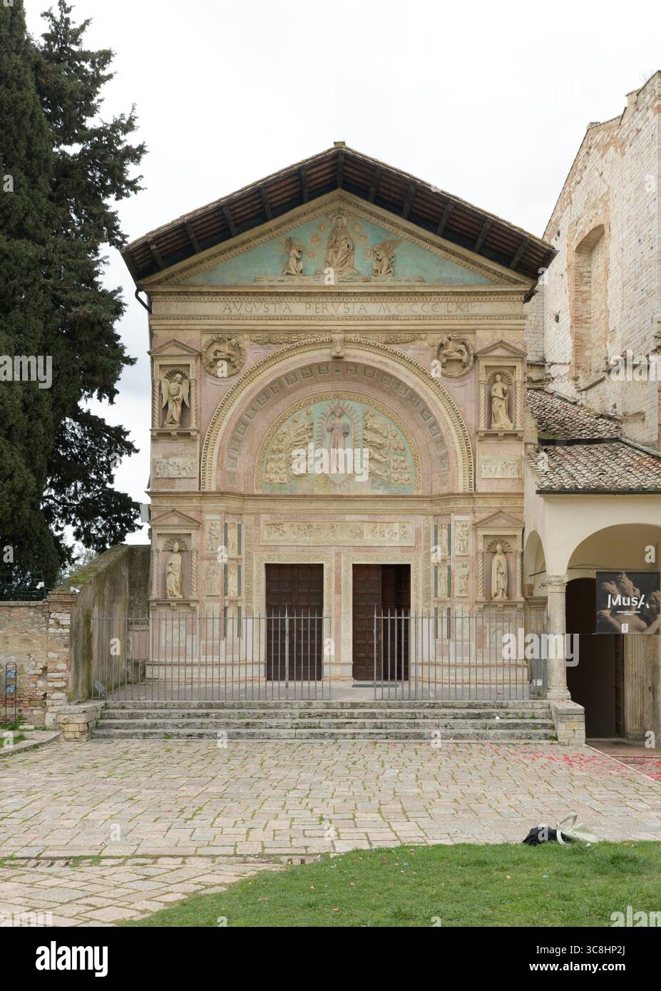 Oratoire de San Bernardino à Pérouse, Italie, présentant une architecture de style Renaissance avec des fresques et des sculptures ornées sur sa façade. Banque D'Images