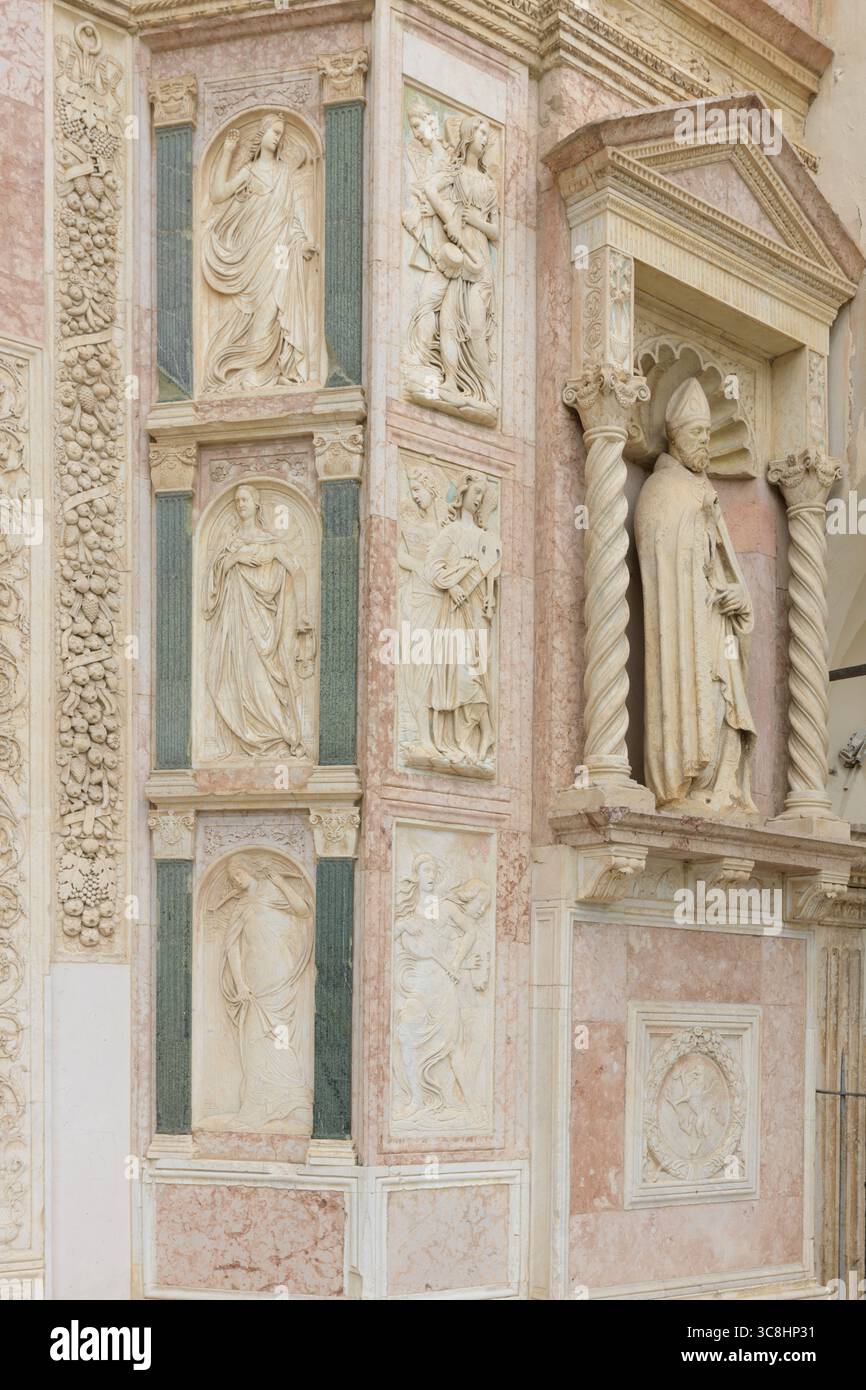 Détail de la façade de l'Oratoire de San Bernardino à Pérouse, Italie, présentant une architecture de style Renaissance avec des fresques et des sculptures ornées Banque D'Images
