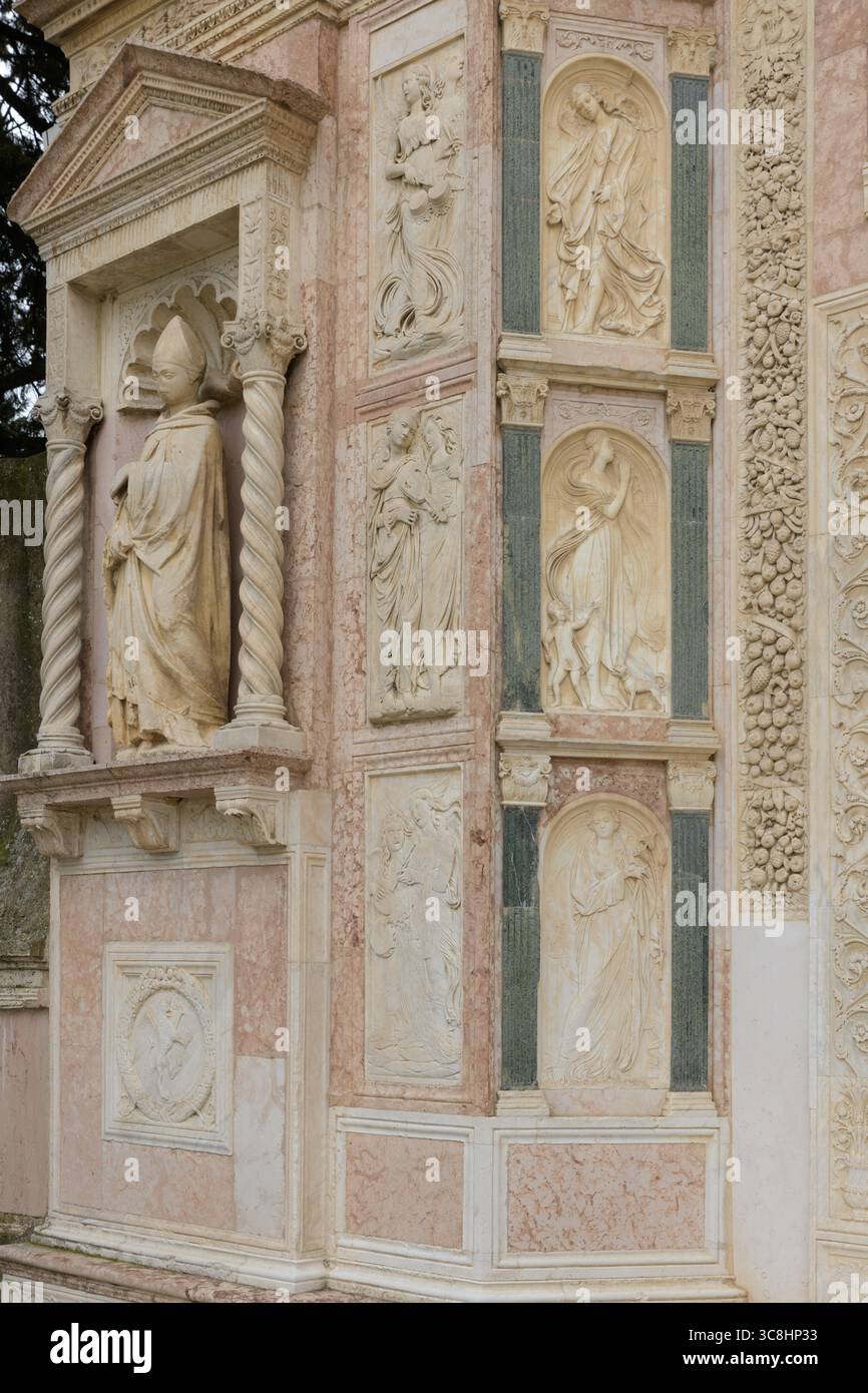 Détail de la façade de l'Oratoire de San Bernardino à Pérouse, Italie, présentant une architecture de style Renaissance avec des fresques et des sculptures ornées Banque D'Images
