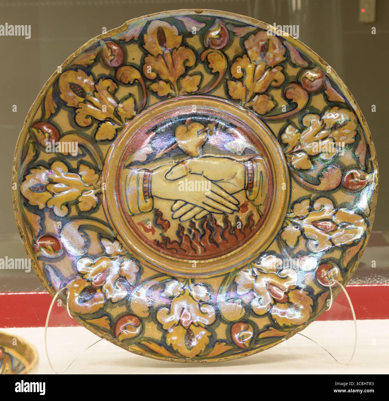 Plaque de maïs de Mastro Giorgio Andreoli, représentant une main serrée et un symbole de cœur, vers 1530–1540, poterie émaillée, de la Renaissance, Banque D'Images
