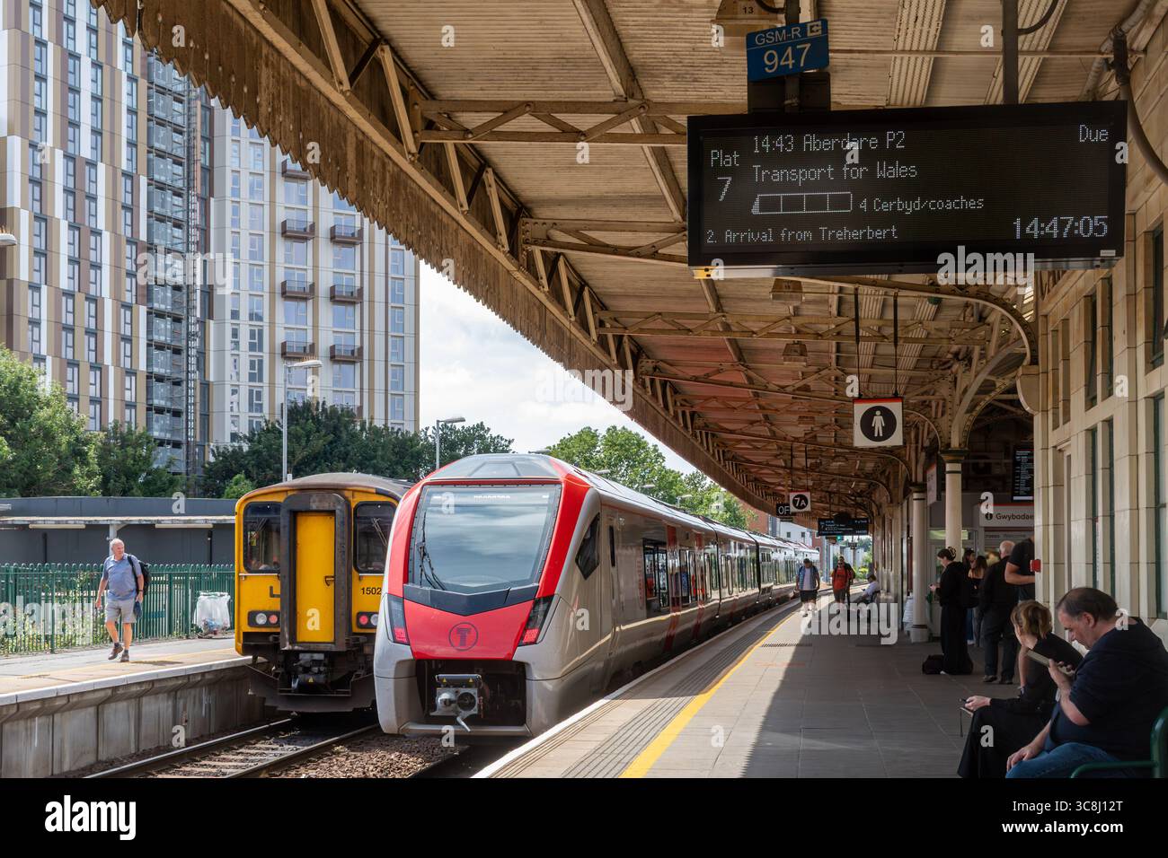 Transport pour le train de métro du pays de Galles au quai de la gare centrale de Cardiff, pays de Galles du Sud, Royaume-Uni Banque D'Images