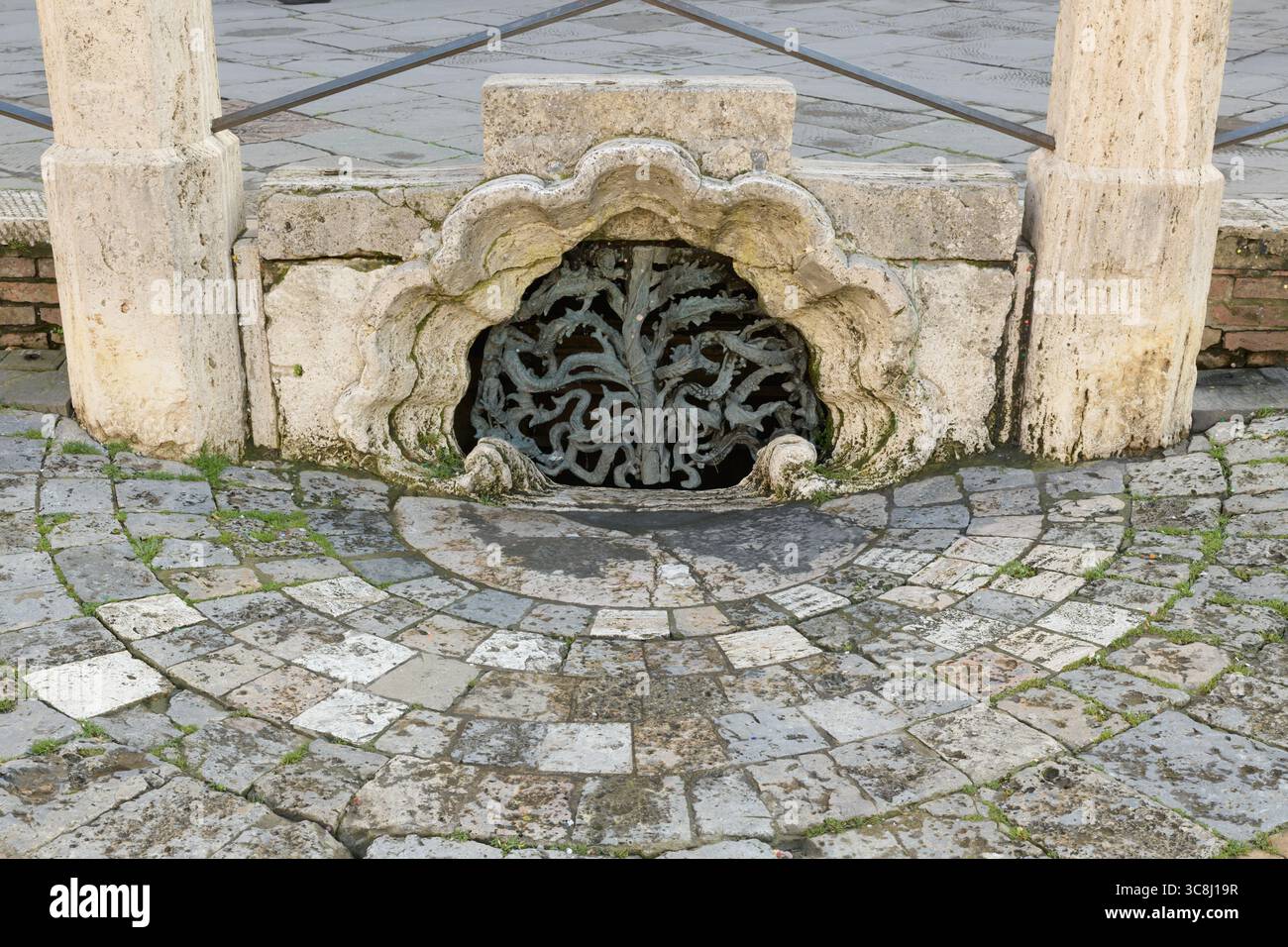Drain en pierre ornementale appelé Gavinone au point le plus bas de Piazza del Campo (Piazza del Campo), Sienne, Toscane, Italie. Banque D'Images