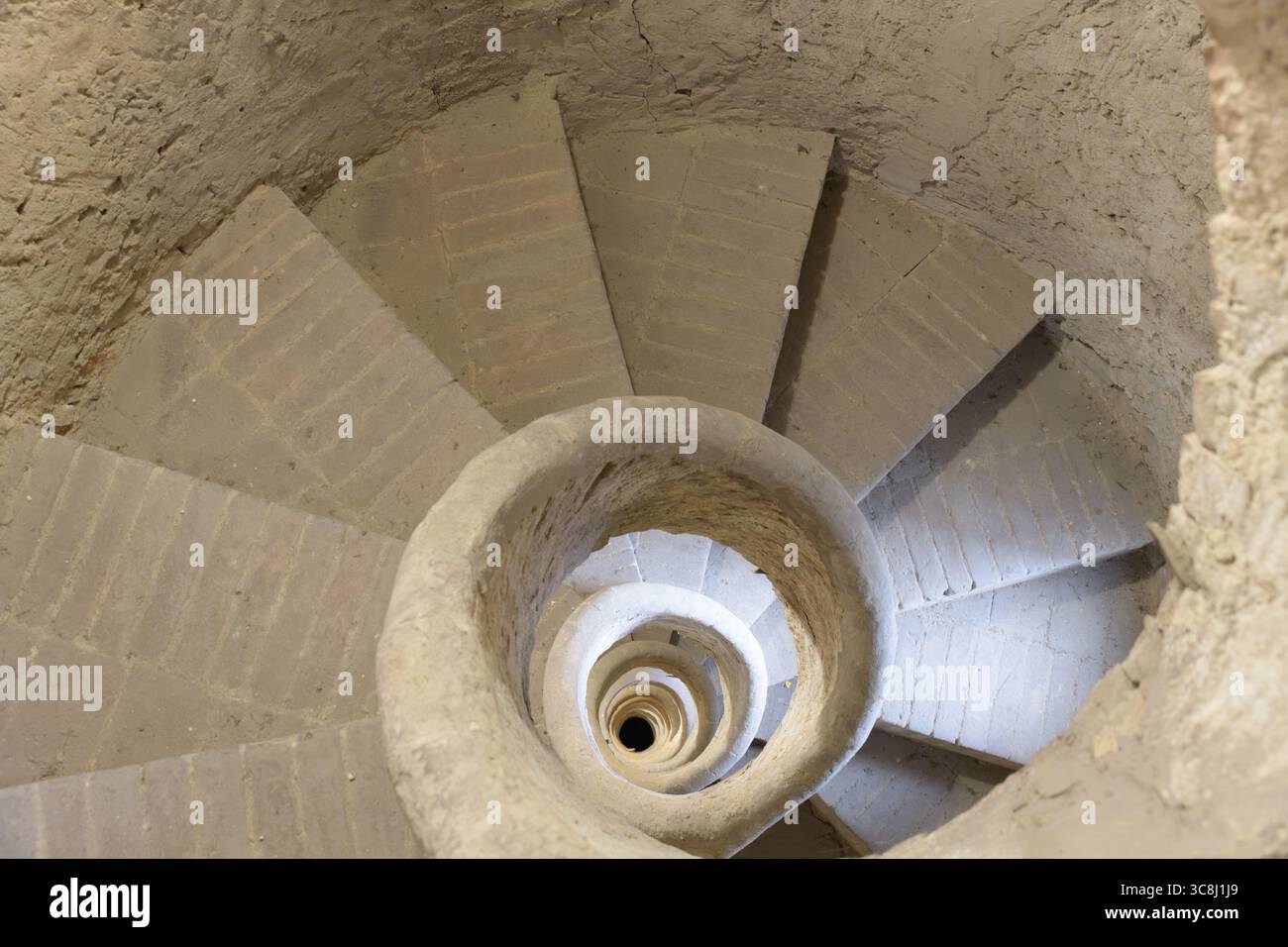 Ancien escalier en colimaçon avec marches en briques et noyau creux central, Pinacoteca Nazionale, Sienne, Toscane, Italie. Banque D'Images