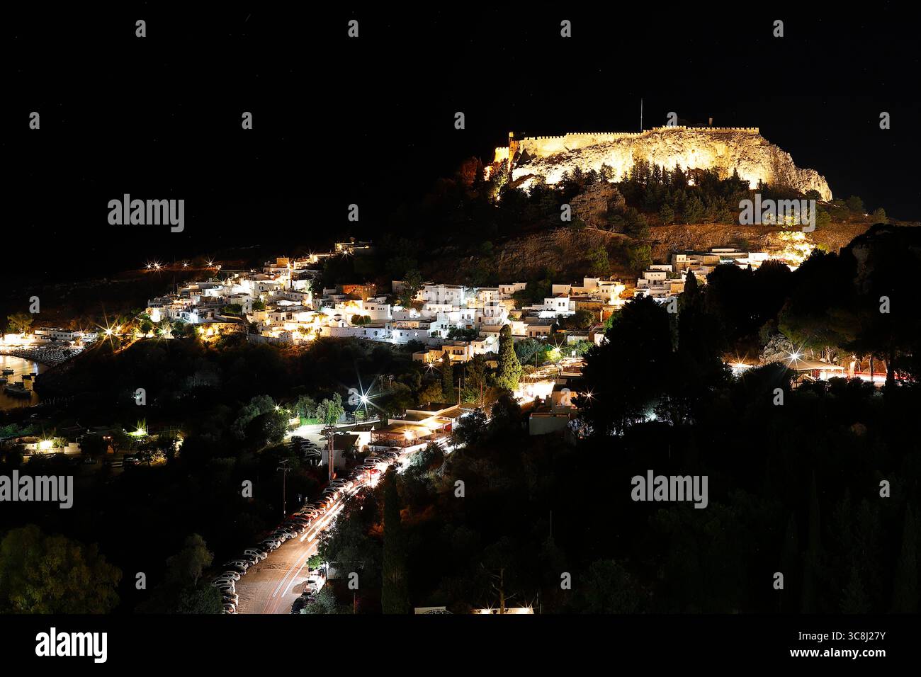 Une vue sur Lindos et l'acropole sur l'île grecque de Rhodes Banque D'Images